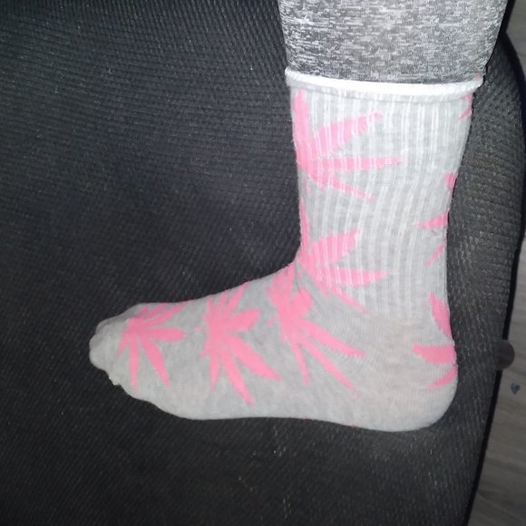 🧦Grey and Pink⊛Pot Leaf⊛Mid Knee Socks🧦 - Picture 4 of 4